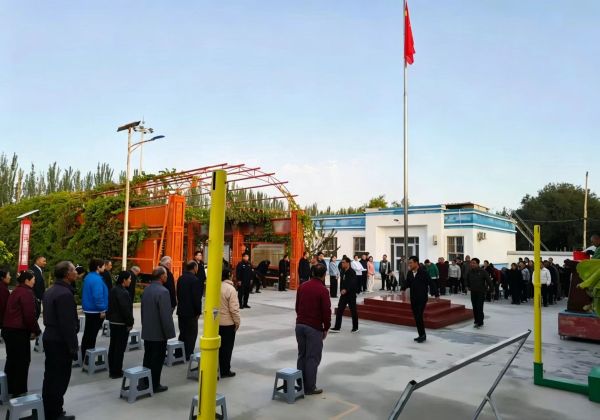 全体人员列队参加国庆升国旗仪式.jpg