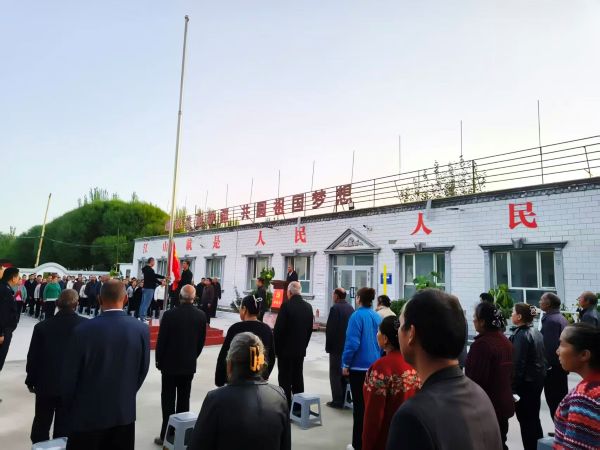 阿克托格拉克村国庆升国旗仪式现场.jpg