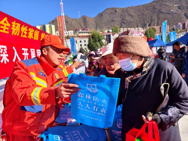 10131791898918796238.jpg 1 发放宣传品.jpg