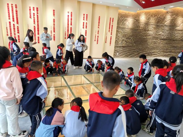 10131791900776817063.jpg 红八连参观研学照片1.jpg