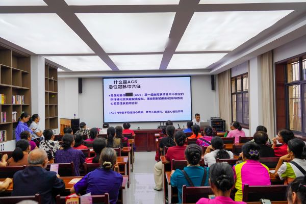 10161792150316108508.jpg 2026年10月16日,在贵州从江县老年大学,内科医师为老年学员讲解老年常见病防治知识。.jpg