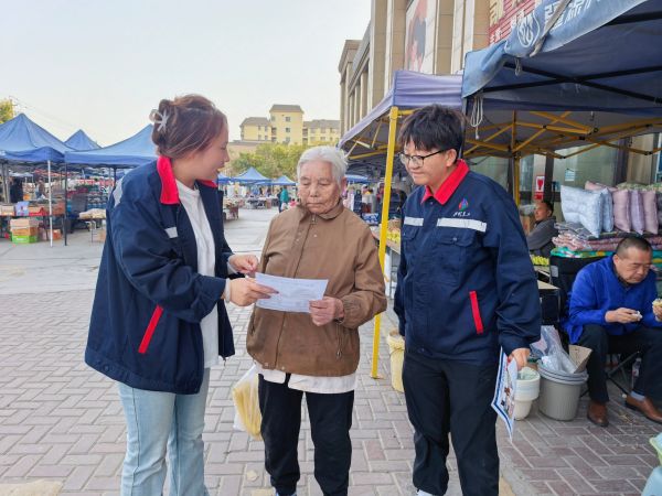 10191792407158343476.jpg 1.《情暖重阳送宣讲 守护银发钱袋子》摄影 简寒梅.jpg