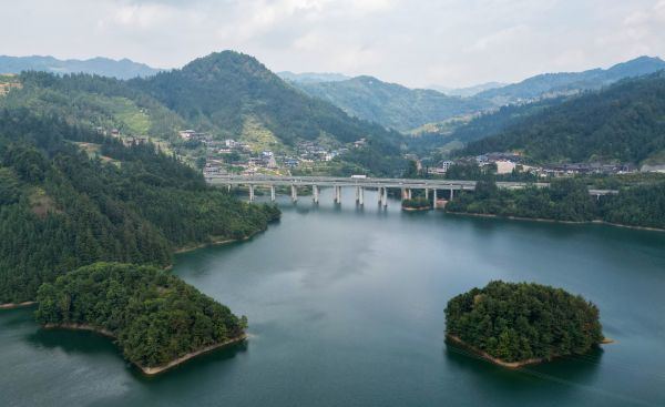 2026年10月15日，贵州省黔东南苗族侗族自治州从江县洛香镇独洞水库蓄水丰盈，高速公路大桥横跨碧波，侗寨鼓楼静卧水岸，葱翠群山与澄澈碧水相映成趣，构成一幅生态山水画卷。 (6).jpg