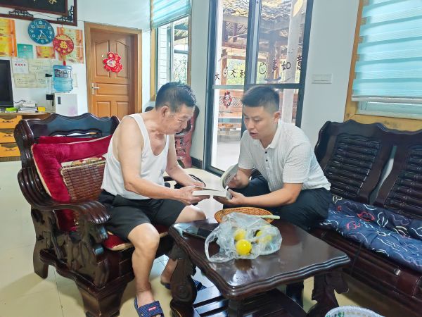 10191792409231142833.jpg 图为 与军休干部陆绍坤座谈交流现场(卢月圆 摄).jpg