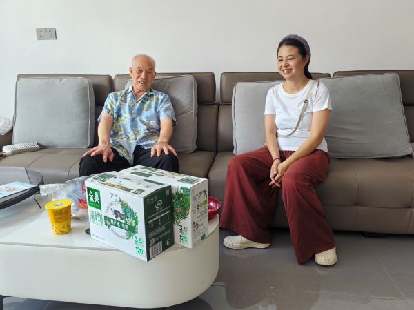 10191792409235846889.jpg 图为 与军休干部石作光座谈现场(石成美 摄).jpg