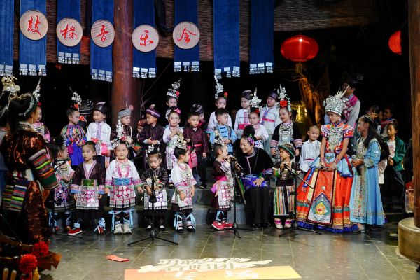 10281793192827169004.jpg 2026年10月24日,侗族同胞在贵州省黔东南苗族侗族自治州从江县北上广场的鼓楼下参加鼓楼音乐会。 (3).jpg