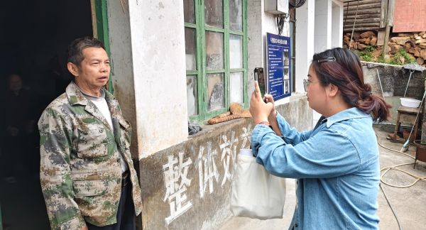 10291793286781713383.jpg 图为 斗里镇开展上门认证现场(张金凤 摄.jpg